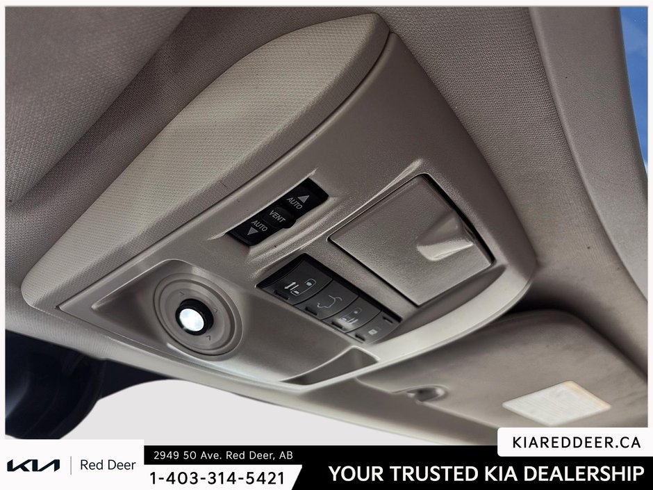 2015 Chrysler Town & Country Limited-14