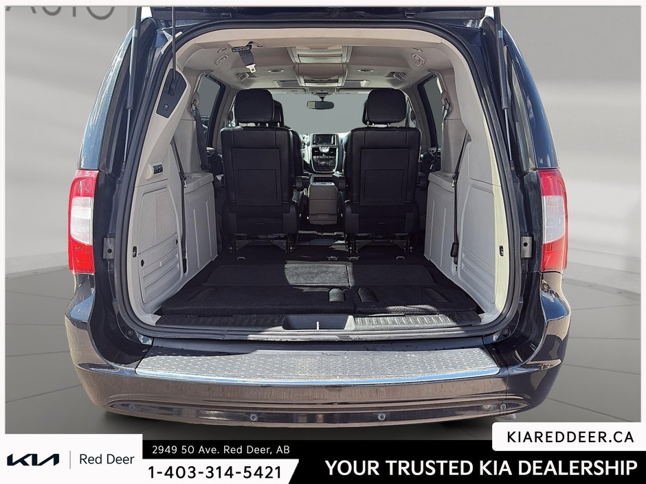 2015 Chrysler Town & Country Limited-23