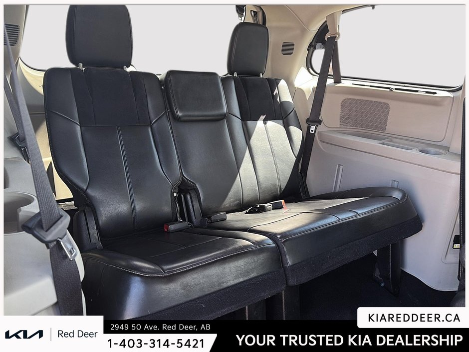 2015 Chrysler Town & Country Limited-20