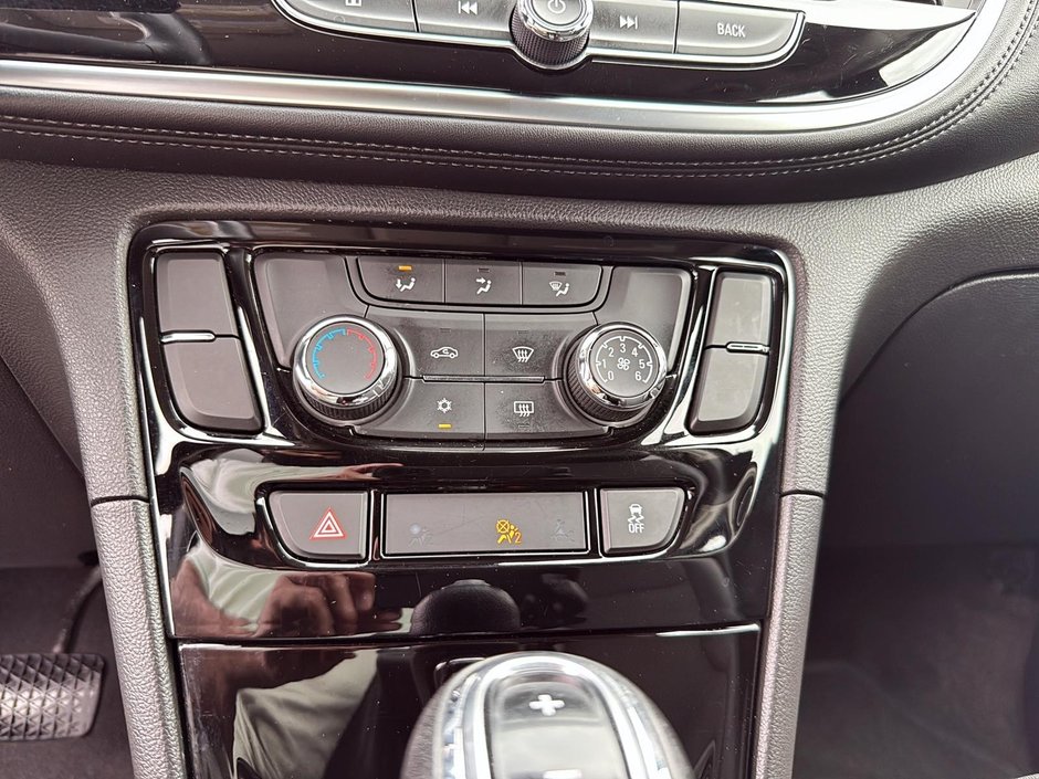 Buick Encore SPORT TOURING  || APPLE CARPLAY || DEMARREUR || 2017-13