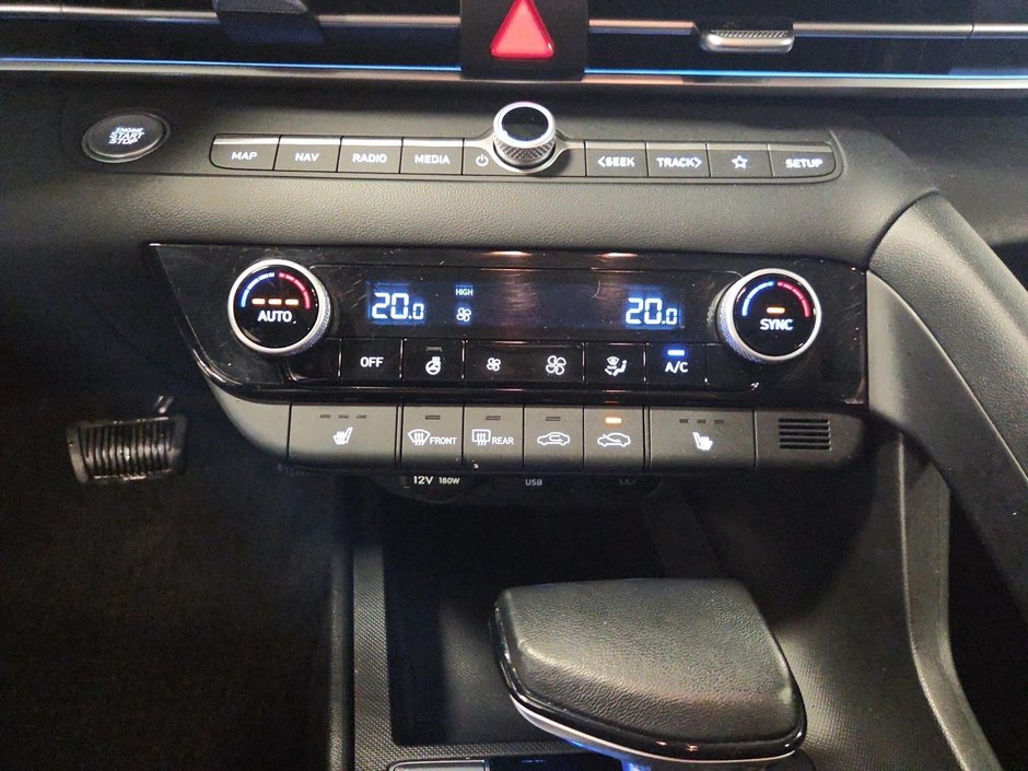 Hyundai Elantra Preferred  Ensemble Tech 2025 | TOIT-OUVRANT - CUIR - APPLECARPLAY |