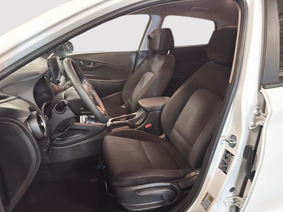 Hyundai Kona Essential 2023-8