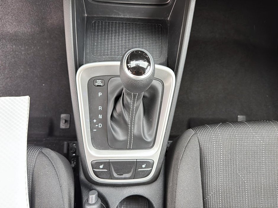 Hyundai Venue Essential 2021-14