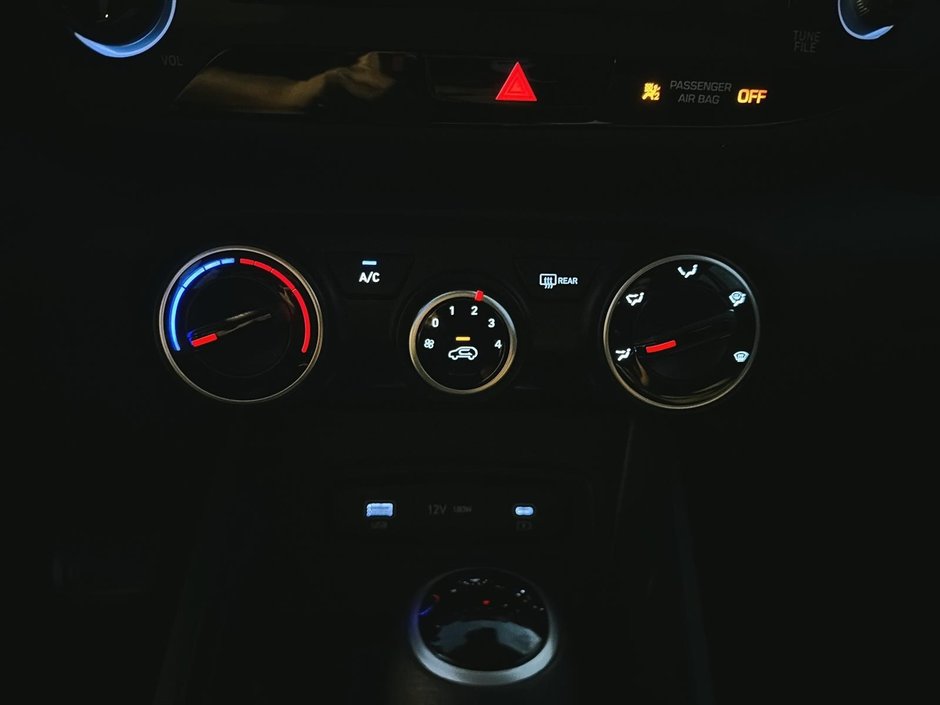 2023 Hyundai Venue Essential Heated seats + Reversing camera + CarPlay