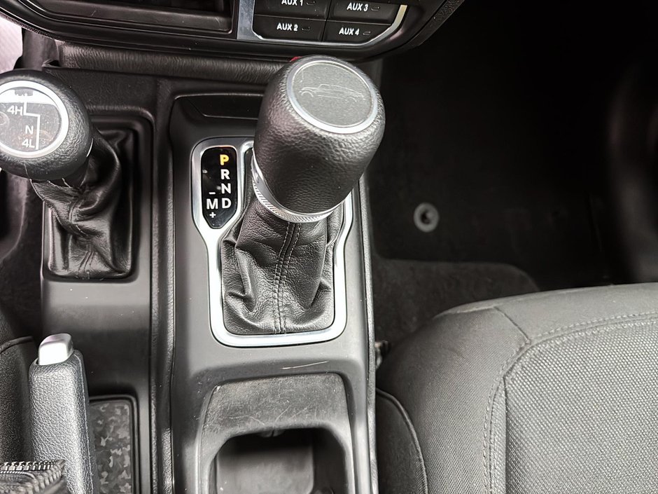 2023 Jeep Gladiator Willys + Boîte de Fibre-14