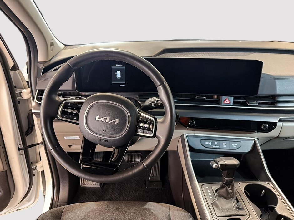 2025 Kia Carnival LX + Heated seats + Back up Camera