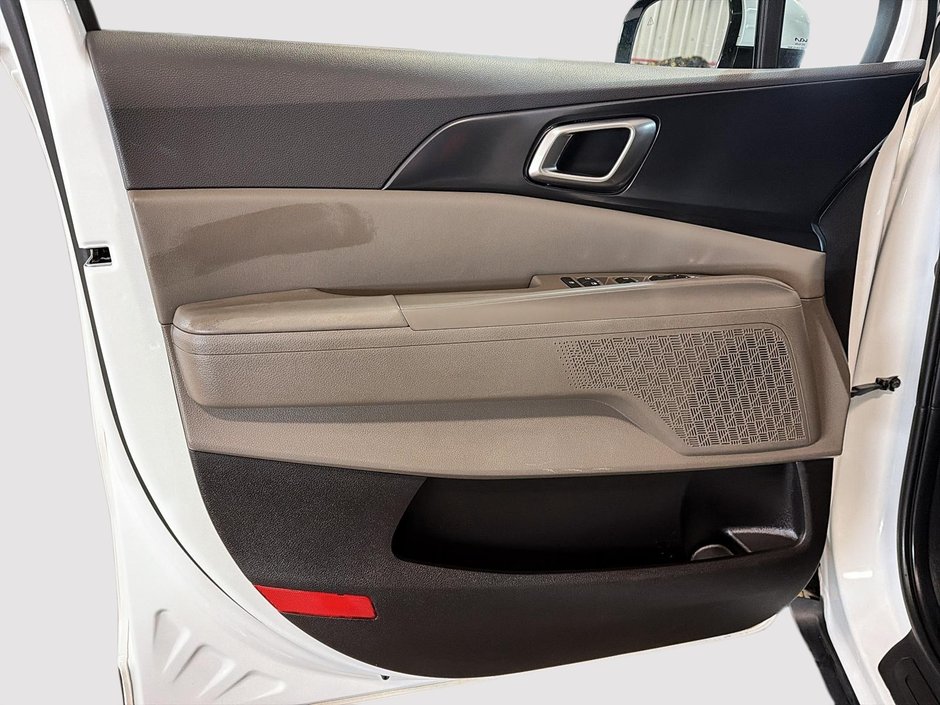 2025 Kia Carnival LX + Heated seats + Back up Camera