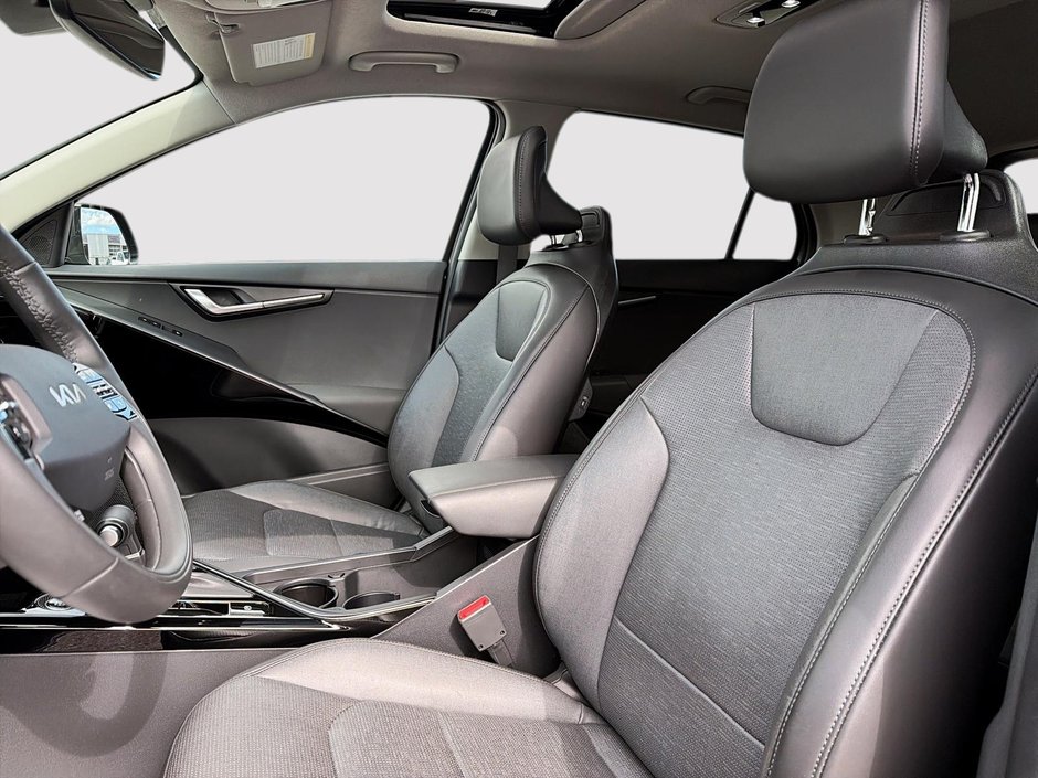 2025 Kia Niro SX HYBRID Sunroof + Leather + Backup camera
