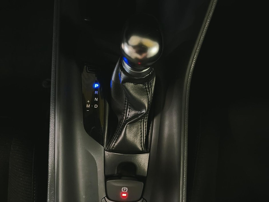 2019 Toyota C-HR  A/C + Backup camera