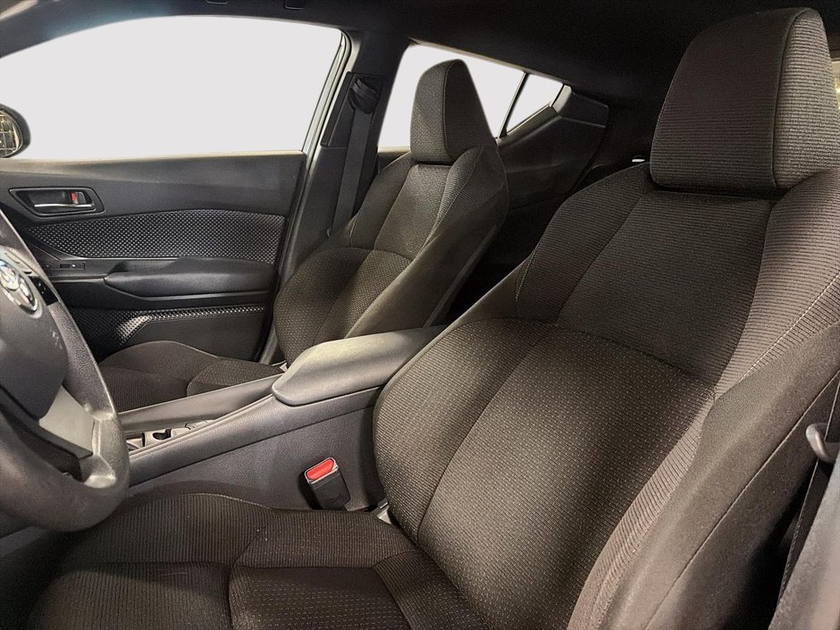 2019 Toyota C-HR  A/C + Backup camera