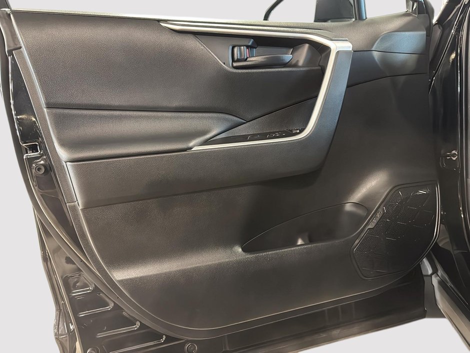 Toyota RAV4 LE 2021-10