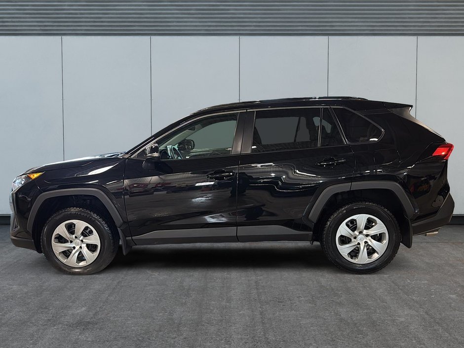 Toyota RAV4 LE 2021-4