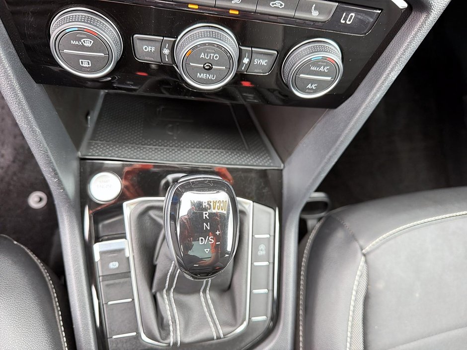 2023 Volkswagen Taos Comfortline AWD + Heated seats + CarPlay
