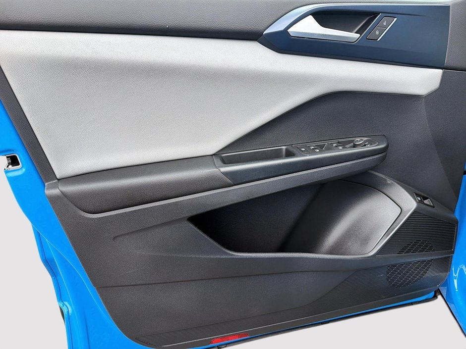 2023 Volkswagen Taos Comfortline AWD + Heated seats + CarPlay