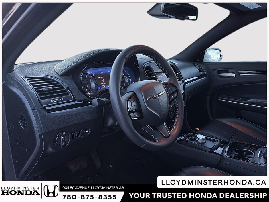 2023 Chrysler 300 S-17