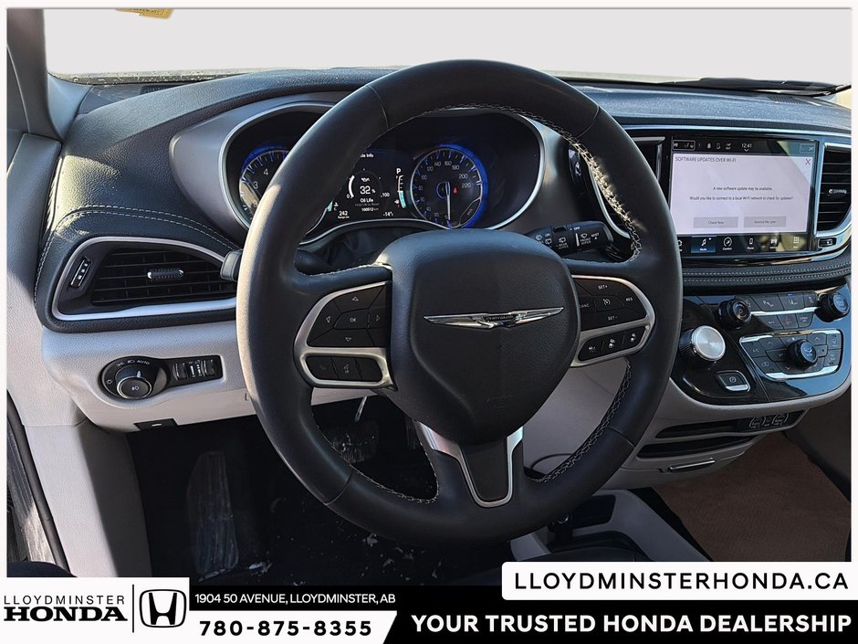 2023 Chrysler Pacifica Touring-L-16