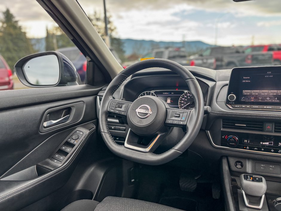 2024 Nissan Rogue SV Moonroof-10