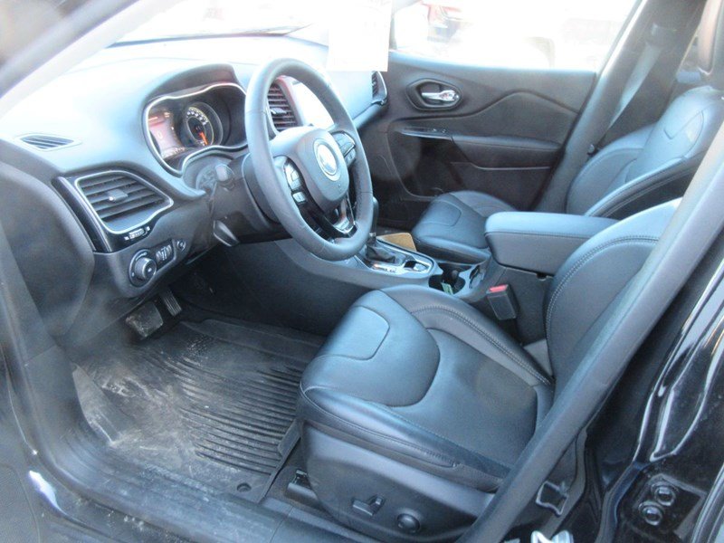 2023 Jeep Cherokee Altitude Leather Seats, Dual-pane panoramic sunroof