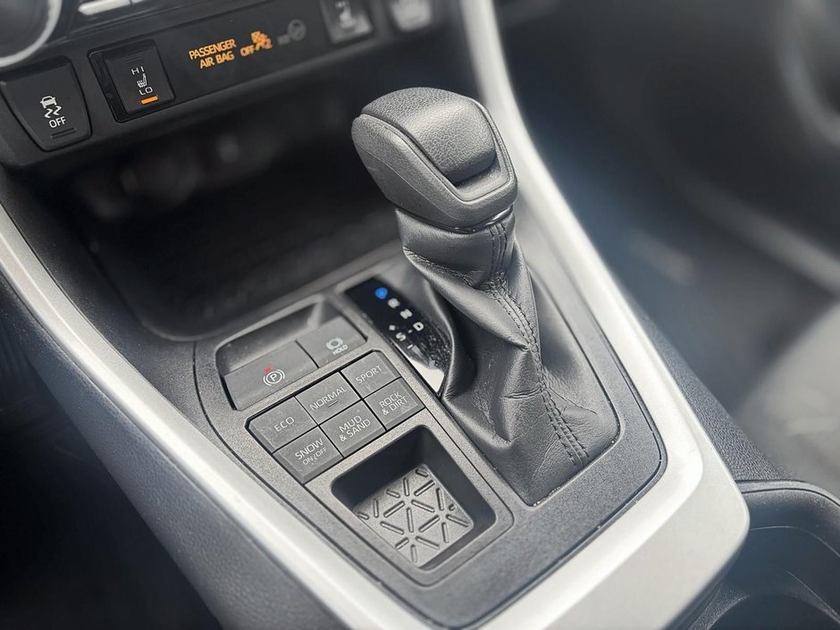 Toyota RAV4 LE AWD 2021-14