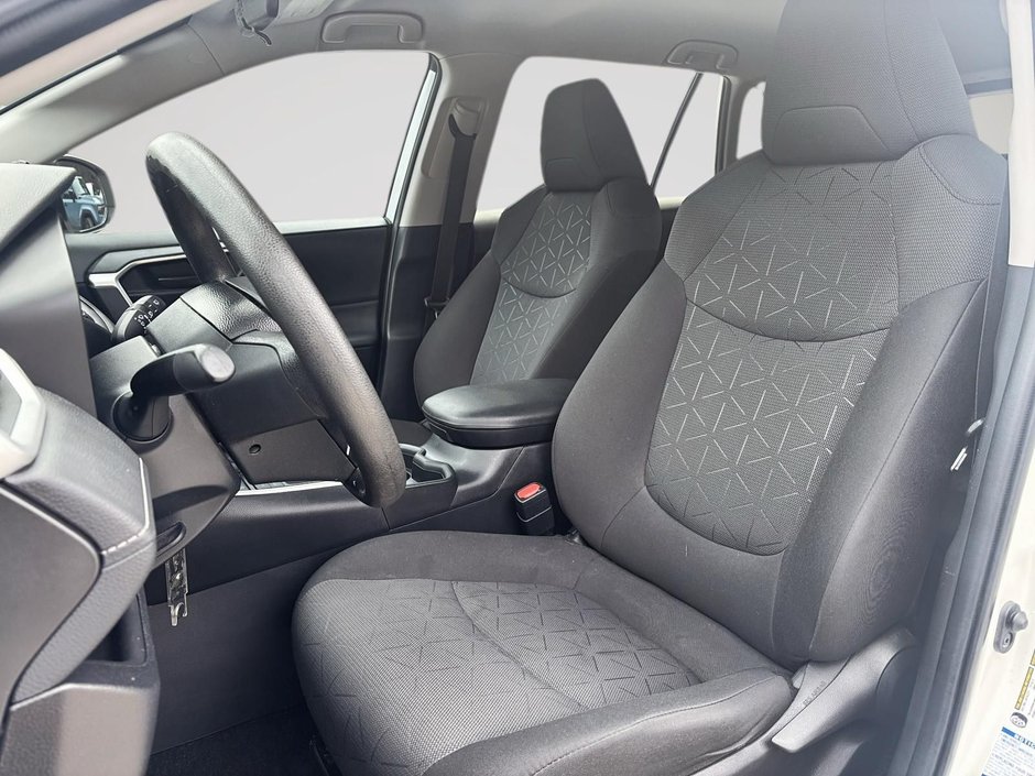 Toyota RAV4 LE AWD 2021-8