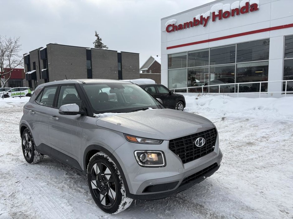 Hyundai Venue Essential IVT 14 000 KM SEULEMENT I CARPLAY I BLUETOOTH I CAMERA  I SIEGES CHAUFFANTS 2023 à , Québec