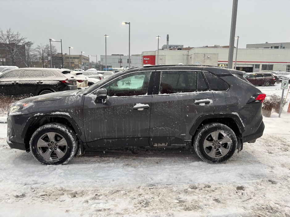 Toyota RAV4 LE HYBRID 2023 à Montréal, Québec