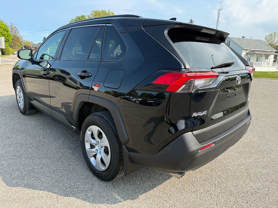 Toyota RAV4 LE 2020-8