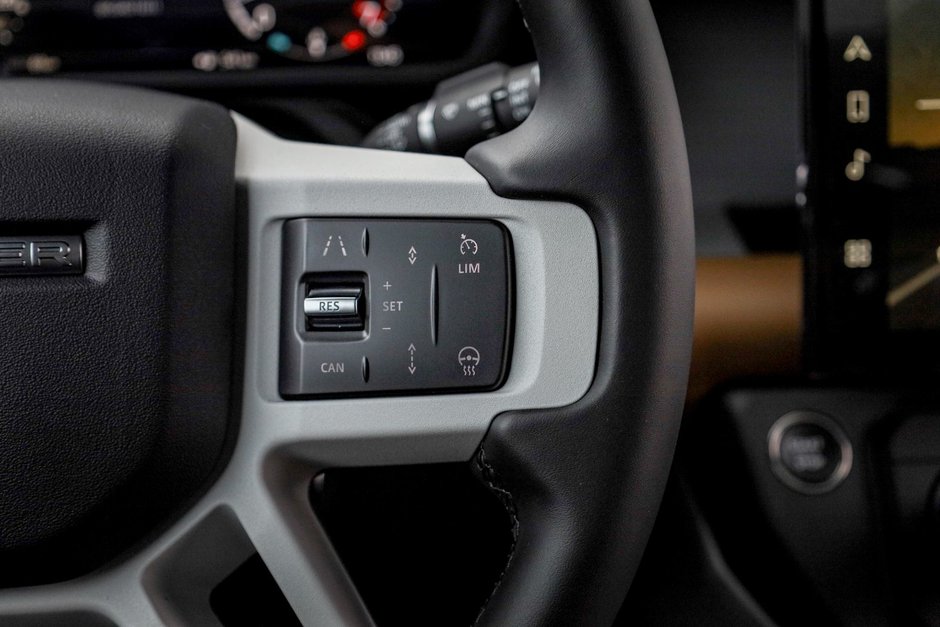 2026 Land Rover Defender 110 Mild Hybrid X-Dynamic SE-14