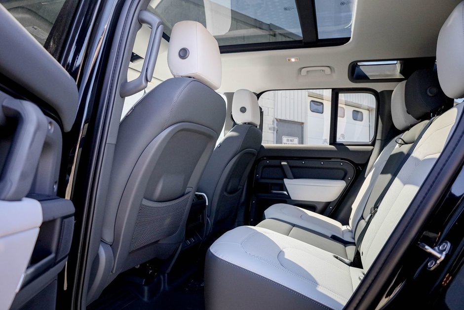 2026 Land Rover Defender 110 X-Dynamic SE-10
