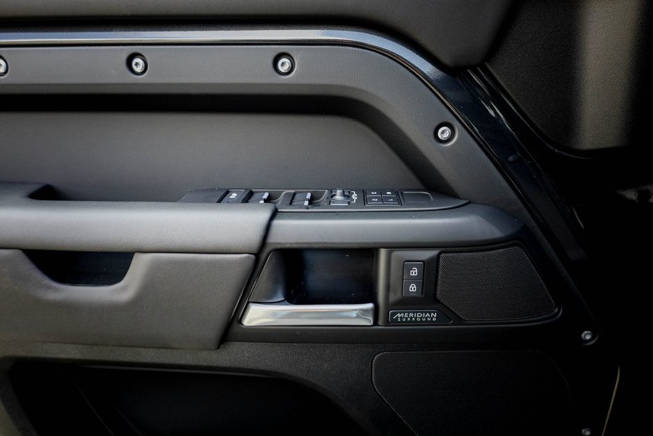 2026 Land Rover Defender 130 X-Dynamic SE-12