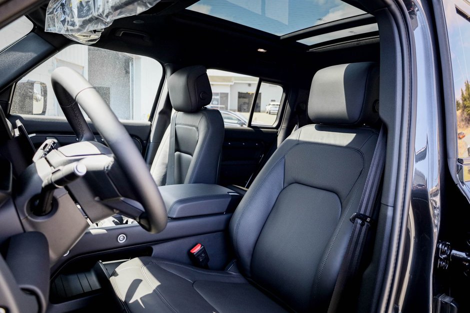 2026 Land Rover Defender 130 X-Dynamic SE-13