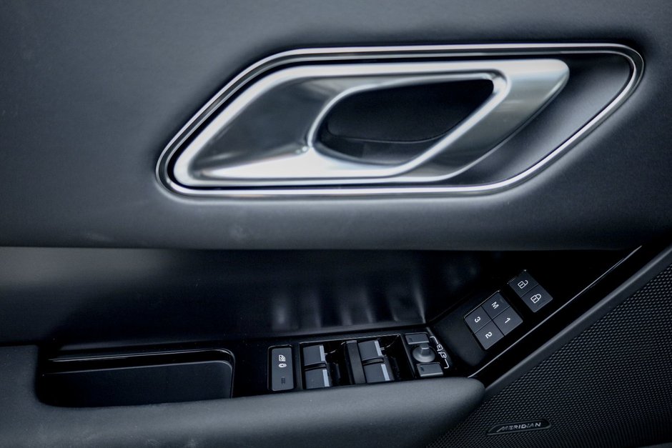 2026 Land Rover Range Rover Velar Dynamic SE-12