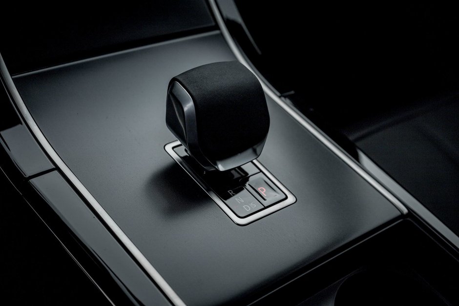 2026 Land Rover Range Rover Velar Dynamic SE-13