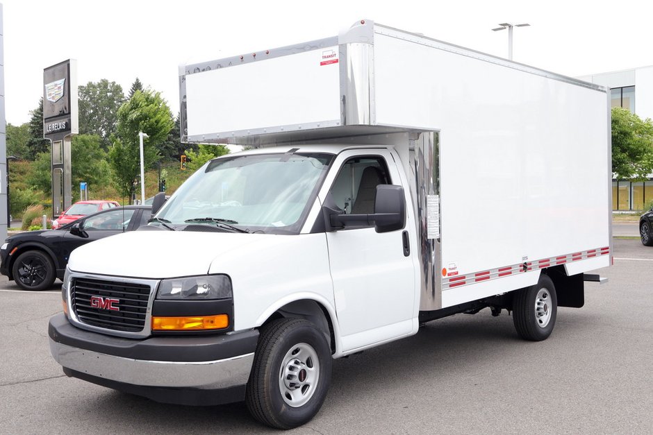 2026 GMC Savana Cutaway 3500 in Montreal, Quebec - w940px