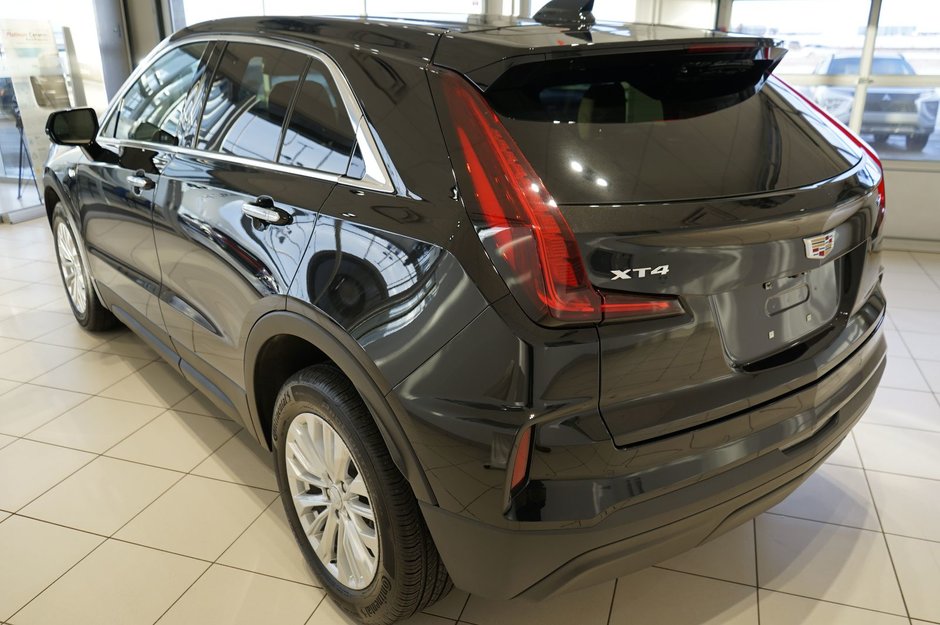 2024 Cadillac XT4 FWD Luxury-2