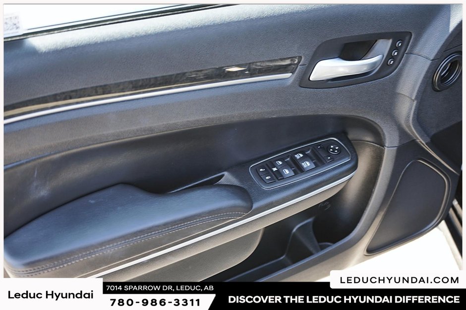 2023 Chrysler 300 Touring-10