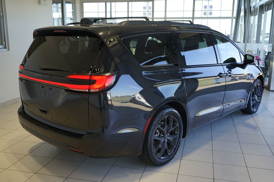 2022 Chrysler Pacifica Touring L-5