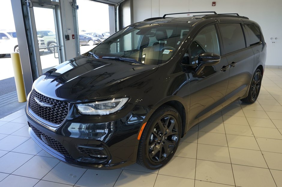 2022  Pacifica Touring L in Leduc, Alberta