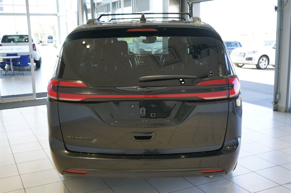 2022 Chrysler Pacifica Touring L-3