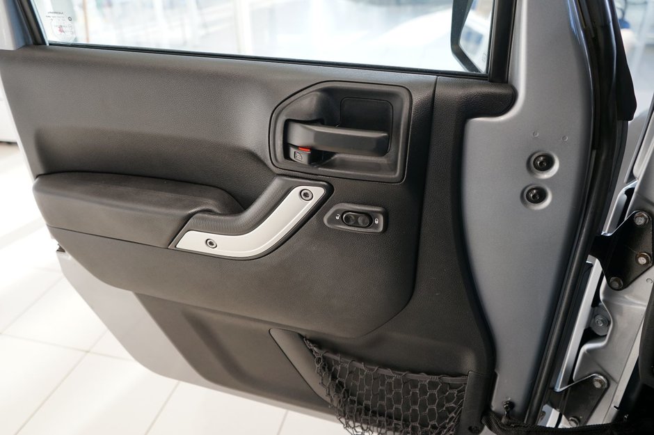 2014 Jeep Wrangler Unlimited Sahara-24