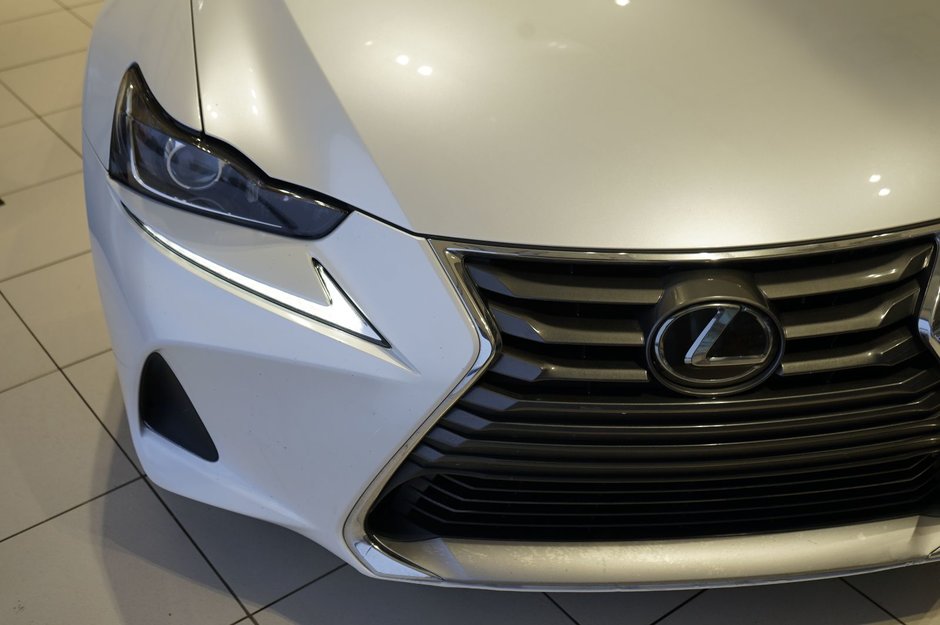 2019 Lexus IS 300-28