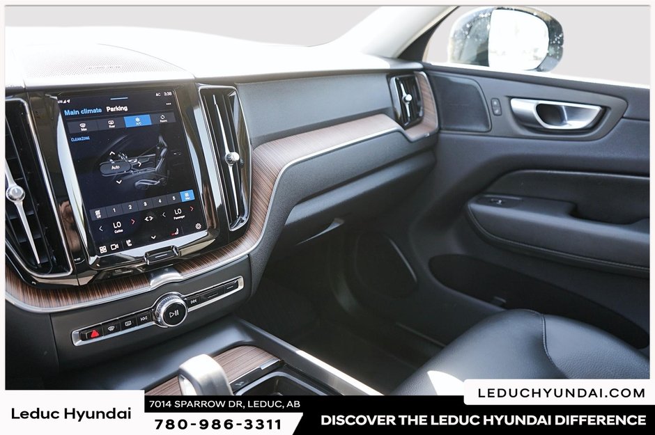 2023 Volvo XC60 Plus Dark Theme-12