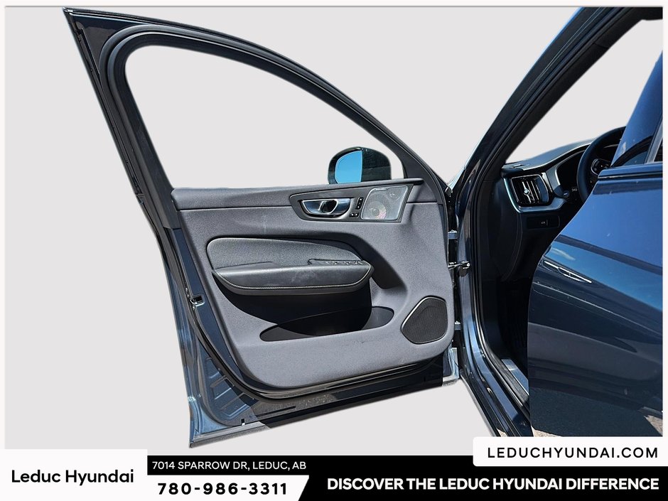 2023 Volvo XC60 B6 Ultimate Dark Theme-12