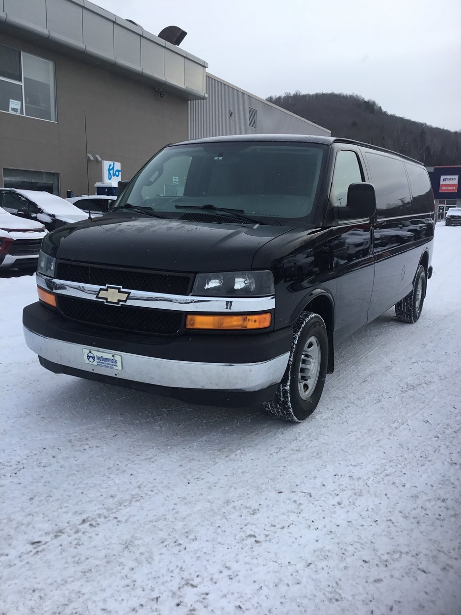 2017 Chevrolet Express Cargo Van in Mont-Tremblant, Quebec - w940px