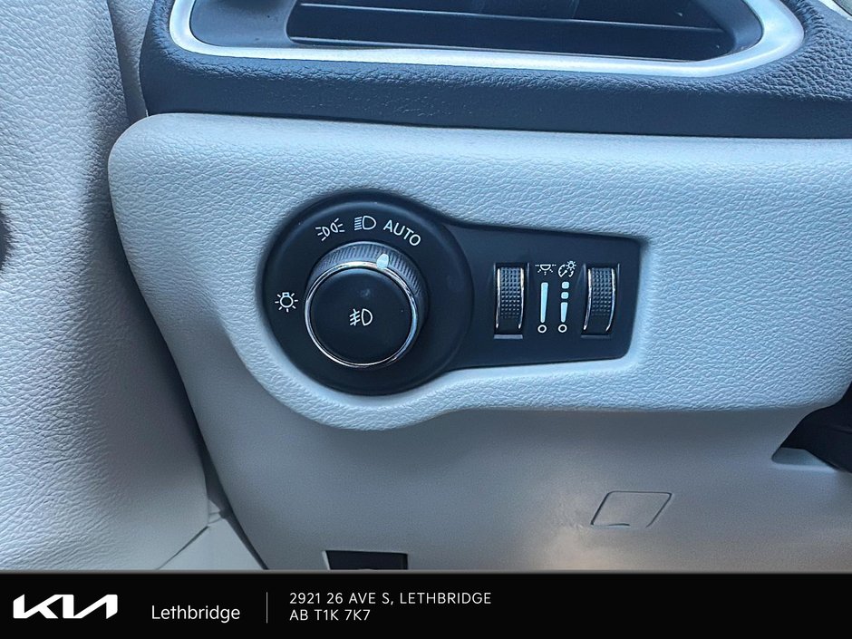 2023 Chrysler Pacifica Touring-L-15