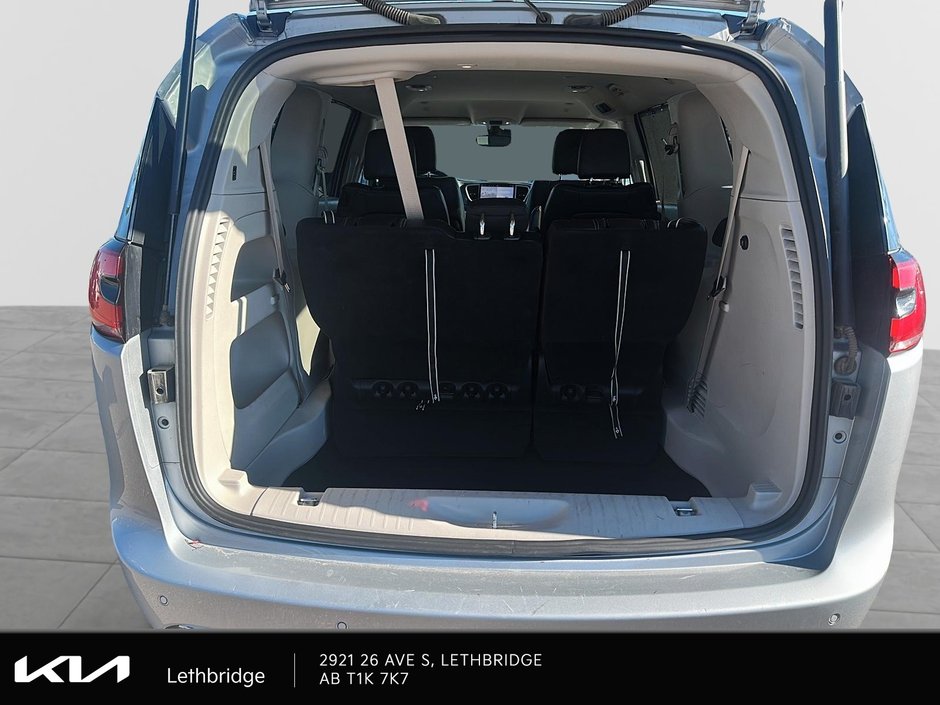 2023 Chrysler Pacifica Touring-L-5