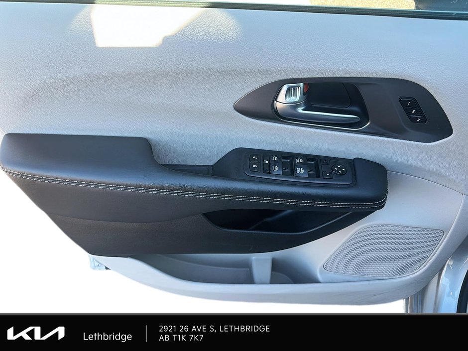 2023 Chrysler Pacifica Touring-L-10