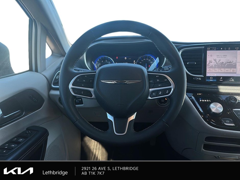 2023 Chrysler Pacifica Touring-L-11