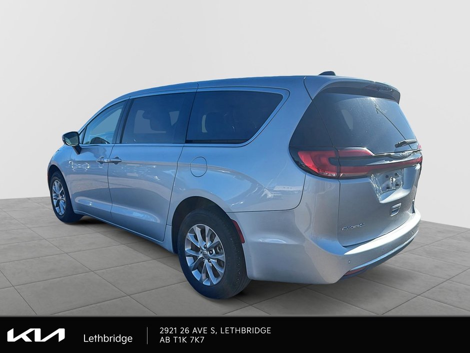 2023 Chrysler Pacifica Touring-L-3