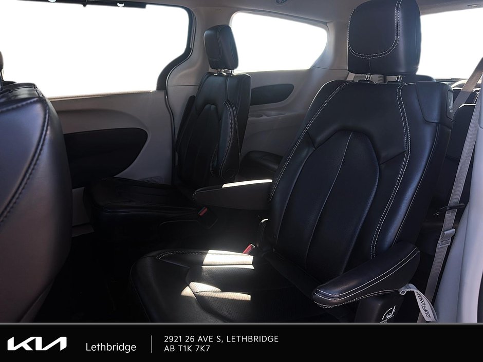 2023 Chrysler Pacifica Touring-L-8